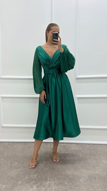 Abito in raso taglie forti con design a maniche a palloncino a doppio petto sul petto verde smeraldo