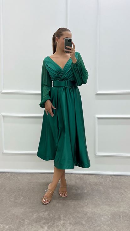 Abito in raso taglie forti con design a maniche a palloncino a doppio petto sul petto verde smeraldo