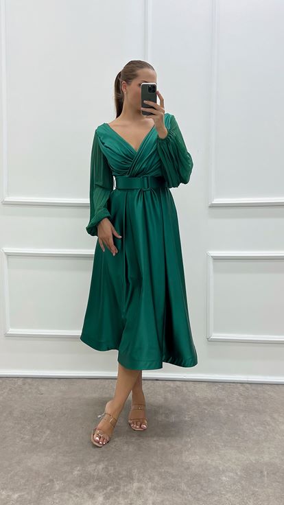 Abito in raso taglie forti con design a maniche a palloncino a doppio petto sul petto verde smeraldo