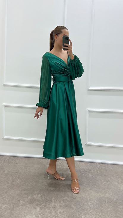 Abito in raso taglie forti con design a maniche a palloncino a doppio petto sul petto verde smeraldo