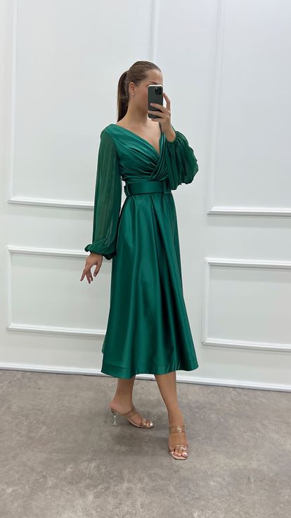 Abito in raso taglie forti con design a maniche a palloncino a doppio petto sul petto verde smeraldo