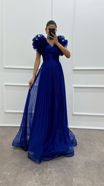 Vestido de noche plisado con detalle de rosas y hombros con cuello en V de Saks