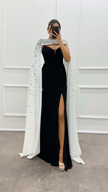 Schwarzes, mit Steinen verziertes Abendkleid mit Riemenkragen und Stickerei