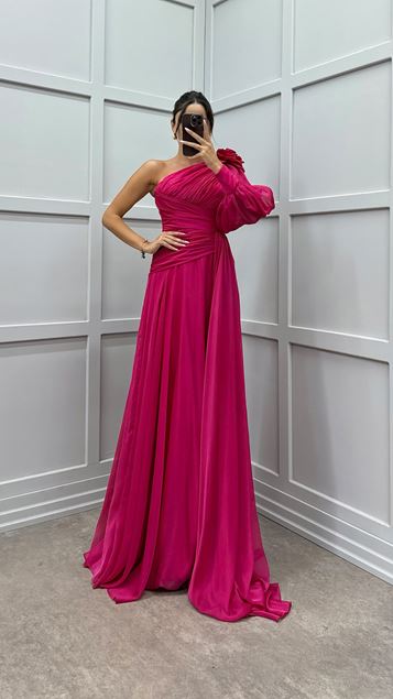 Robe de soirée rose à une manche et à épaules dénudées