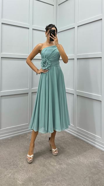 Küf Yeşili Straplez Beli Gül Detay Kısa Abiye Elbise