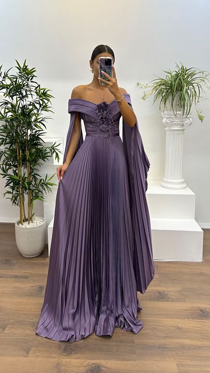 فستان سهرة بلون الليلك بياقة قارب وتفاصيل وردة