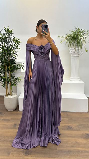 Robe de soirée lilas à col bateau et détail rose