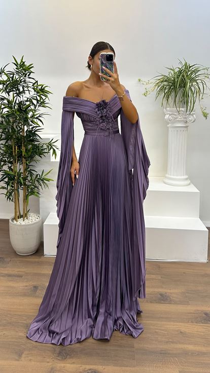 فستان سهرة بلون الليلك بياقة قارب وتفاصيل وردة