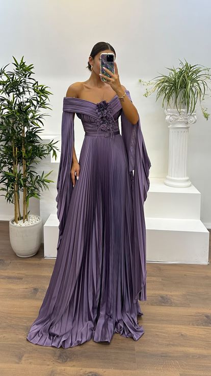 فستان سهرة بلون الليلك بياقة قارب وتفاصيل وردة