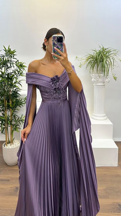 فستان سهرة بلون الليلك بياقة قارب وتفاصيل وردة