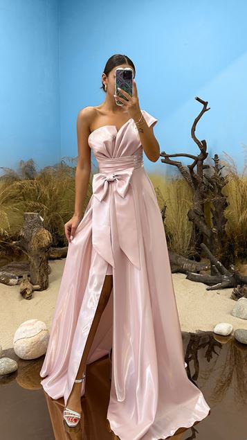 Vestido de noche con detalle de lazo y manga única en polvo