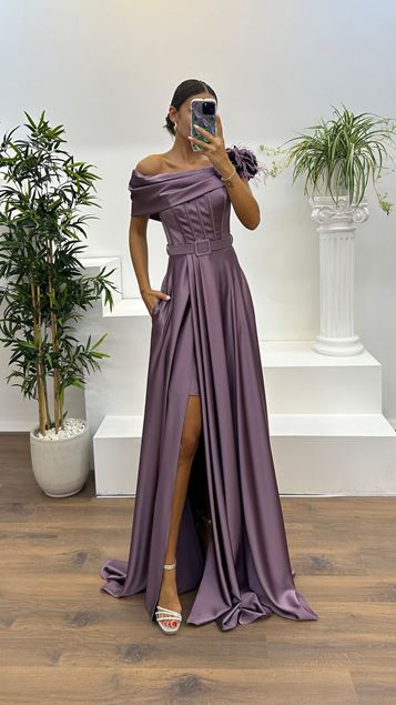 Robe design en satin lilas avec col Madonna et détail rose
