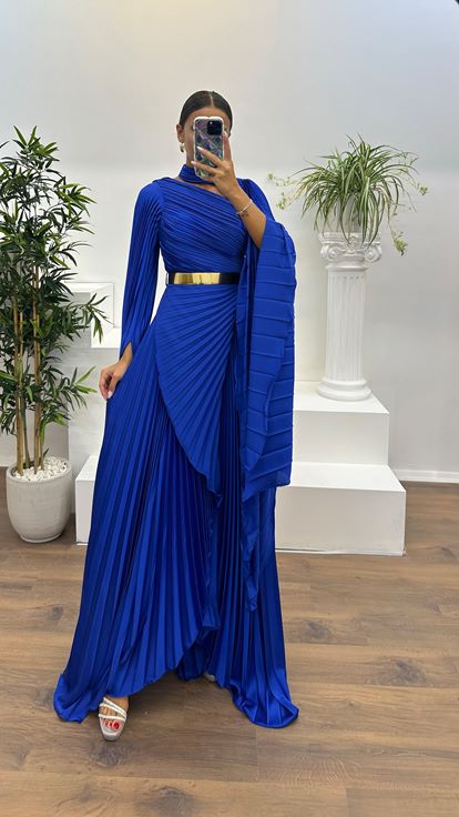 فستان سهرة من ساكس بياقة مكشكشة