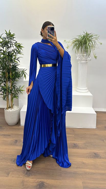 فستان سهرة من ساكس بياقة مكشكشة