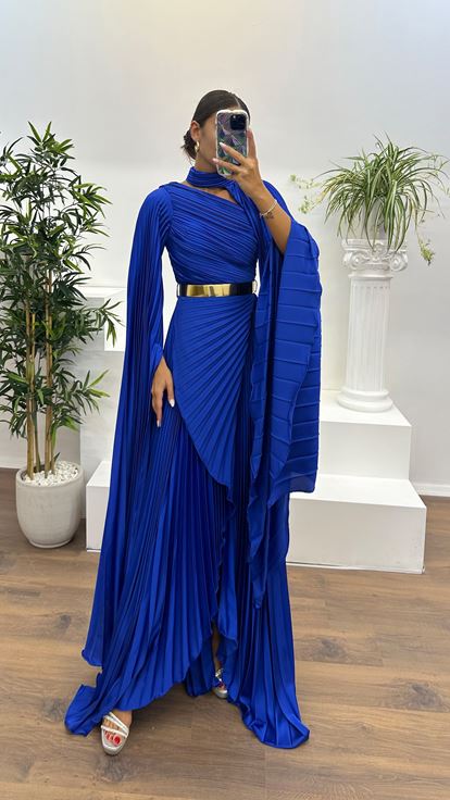 فستان سهرة من ساكس بياقة مكشكشة