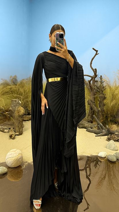 فستان سهرة أسود بياقة منسدلة