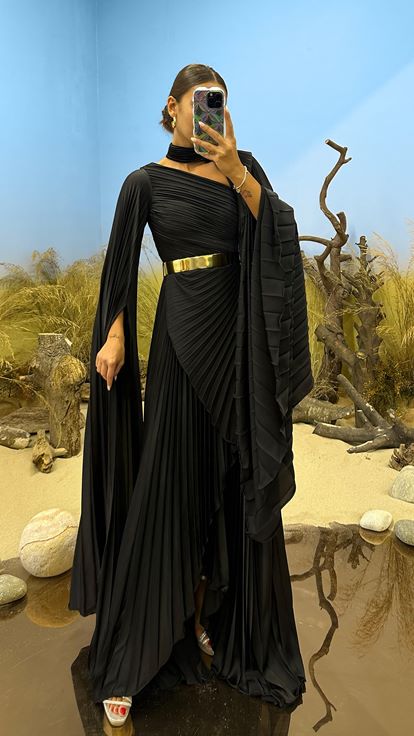 فستان سهرة أسود بياقة منسدلة