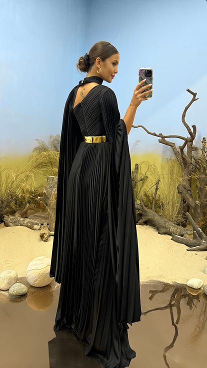 فستان سهرة أسود بياقة منسدلة