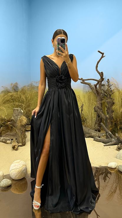 Robe de soirée noire à col en V ornée de roses