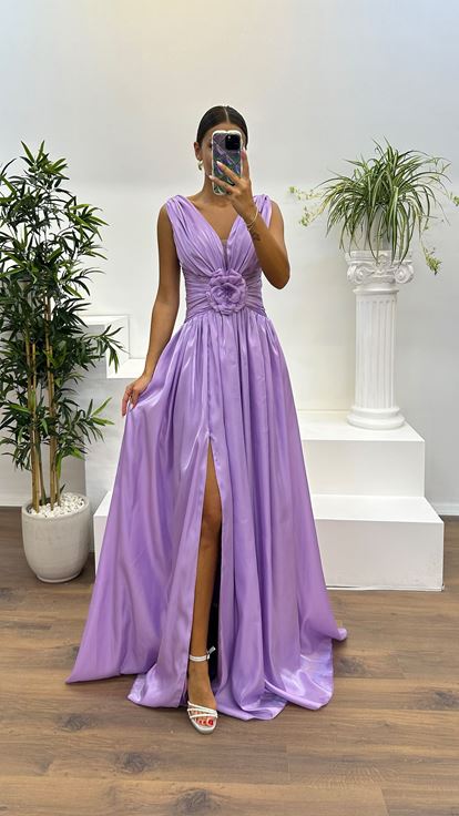 Robe de soirée lilas à col en V ornée de roses