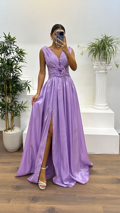 Robe de soirée lilas à col en V ornée de roses