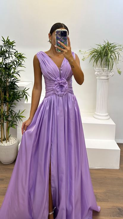 Robe de soirée lilas à col en V ornée de roses