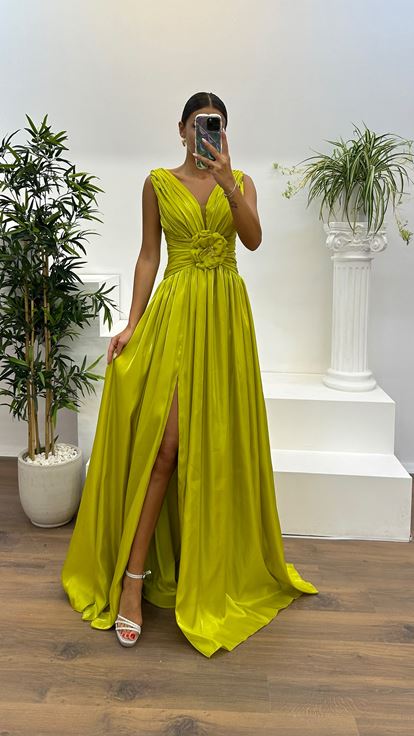 Vestido de noche verde con escote en V y detalle de rosa 