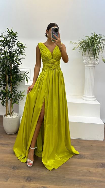 Vestido de noche verde con escote en V y detalle de rosa 