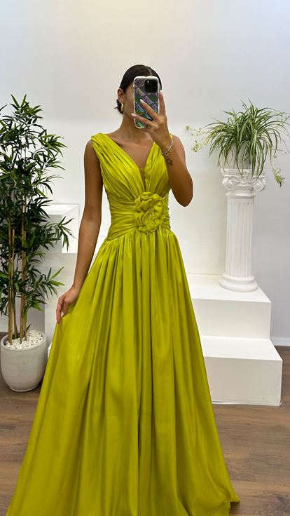Vestido de noche verde con escote en V y detalle de rosa 