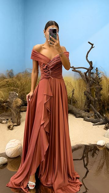 Dusty Rose - Robe de soirée en satin avec col bateau et taille