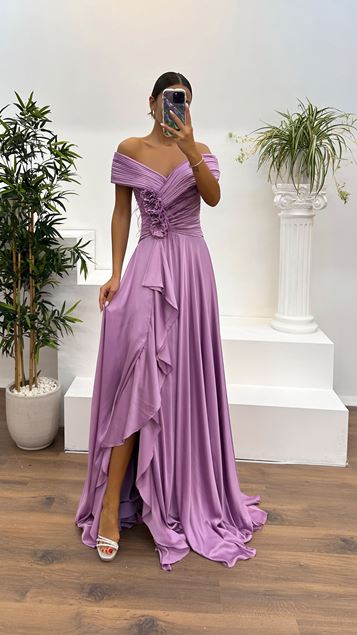 Robe de soirée en satin lilas, col bateau, détail de la taille