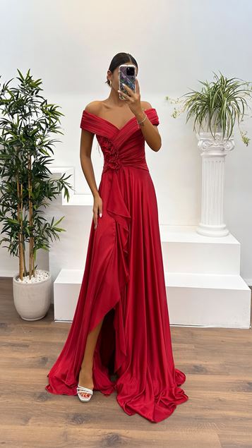 Robe de soirée en satin rouge avec col bateau et taille