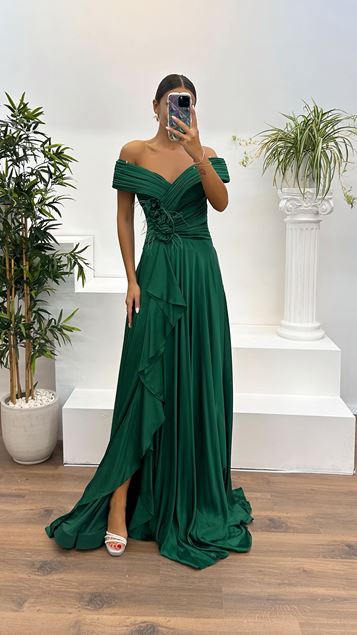 Robe de soirée en satin vert émeraude à col bateau et détail de la taille