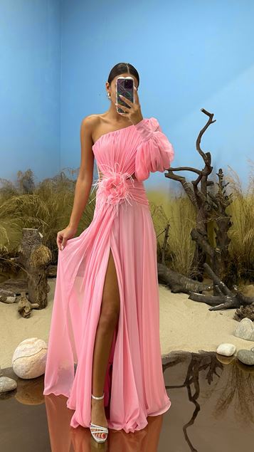 Robe de soirée rose à une manche et à la taille avec détails de fleurs transparentes