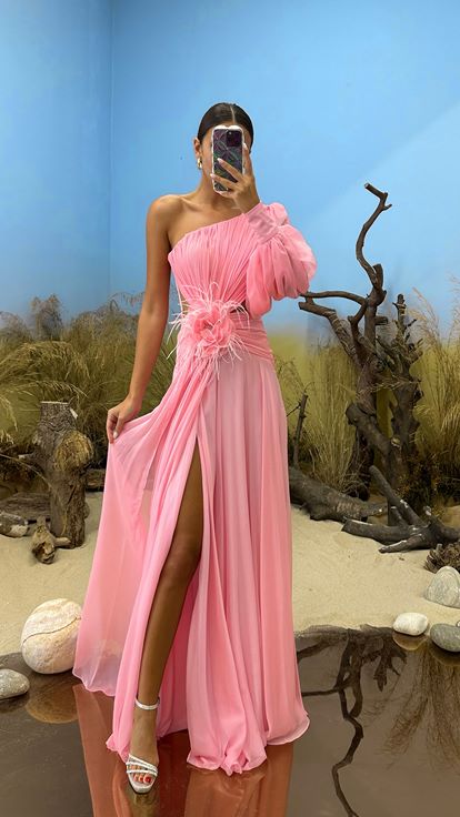 Robe de soirée rose à une manche et à la taille avec détails de fleurs transparentes