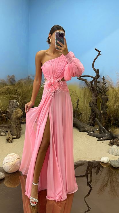 Robe de soirée rose à une manche et à la taille avec détails de fleurs transparentes