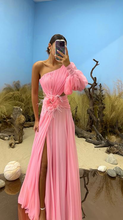 Robe de soirée rose à une manche et à la taille avec détails de fleurs transparentes