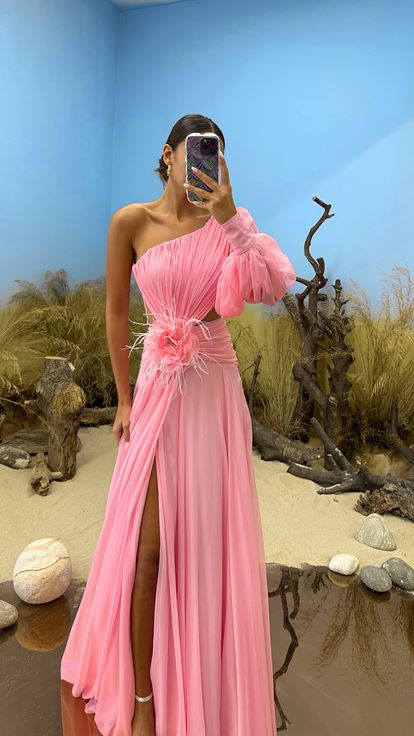 Robe de soirée rose à une manche et à la taille avec détails de fleurs transparentes