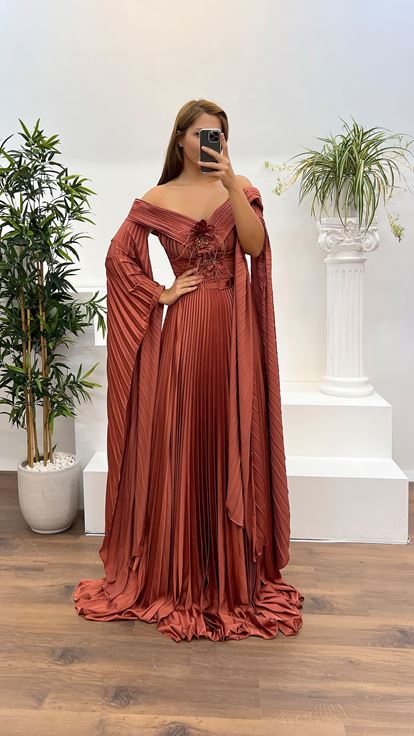 Vestido de noche de talla grande con detalle de rosa y cuello barco de piedra ladrillo