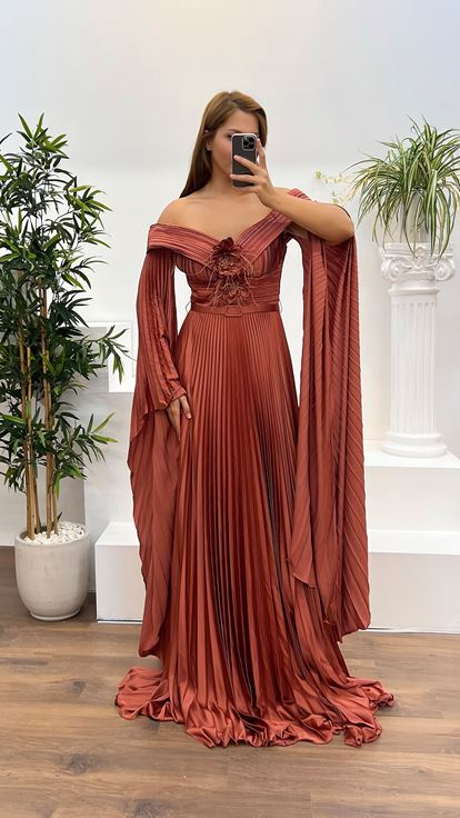 Vestido de noche de talla grande con detalle de rosa y cuello barco de piedra ladrillo