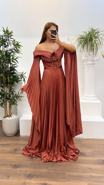 Vestido de noche de talla grande con detalle de rosa y cuello barco de piedra ladrillo