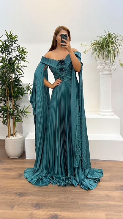Vestido de noche de talla grande con detalle de rosa y cuello barco verde