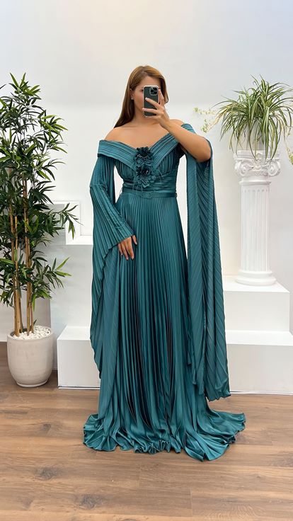 Vestido de noche de talla grande con detalle de rosa y cuello barco verde