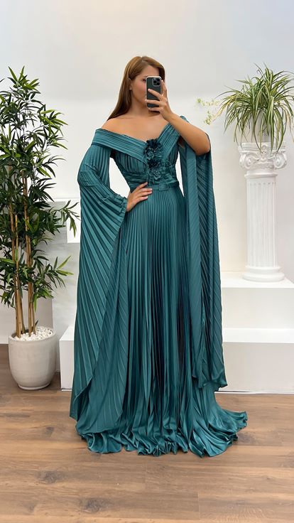 Vestido de noche de talla grande con detalle de rosa y cuello barco verde