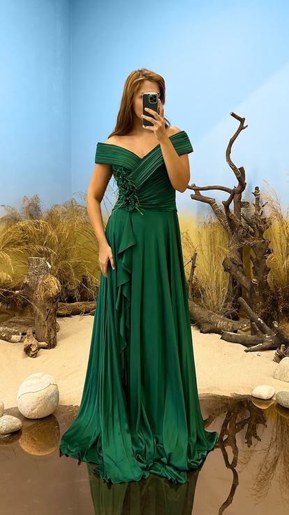 Robe de soirée en satin grande taille avec détail de taille et col bateau