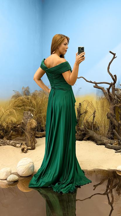 Robe de soirée en satin grande taille avec détail de taille et col bateau