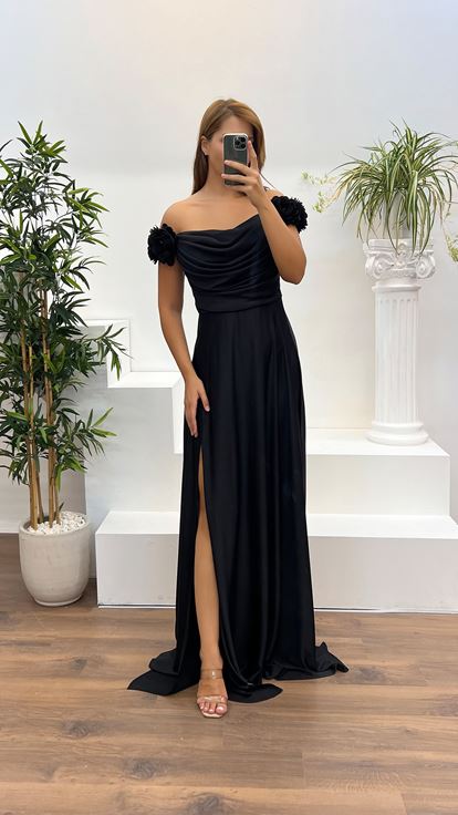 Robe de soirée noire grande taille à col bateau et détail rose
