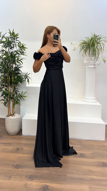 Robe de soirée noire grande taille à col bateau et détail rose