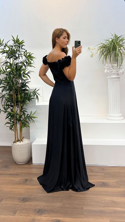 Robe de soirée noire grande taille à col bateau et détail rose