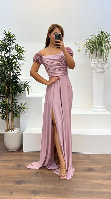 Robe de soirée grande taille poudreuse à col bateau et détail rose